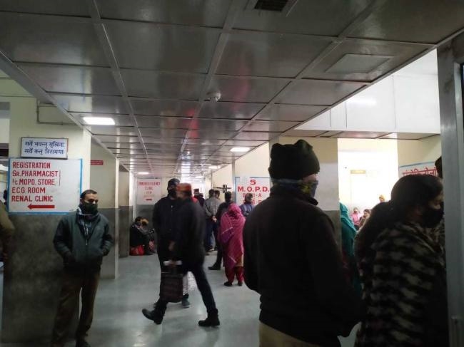 इलाज की जल्दी में भूल रहे शारीरिक दूरी
