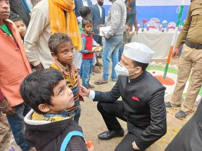जमीन पर बैठकर डीएम ने बच्चों
को पढ़ाई के लिए किया प्रेरित