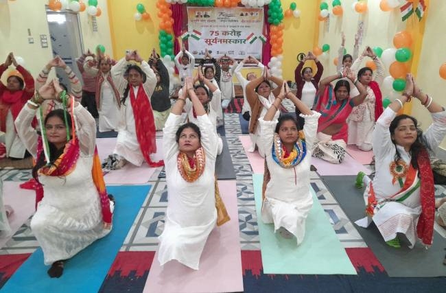 महिलाओं ने किया 65 बार सूर्य नमस्कार