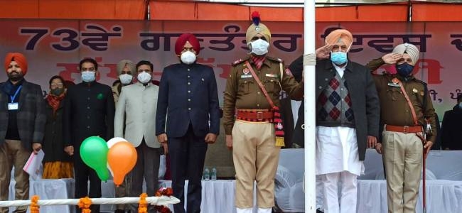 गणतंत्र दिवस पर सरकारिया ने फहराया राष्ट्रीय ध्वज