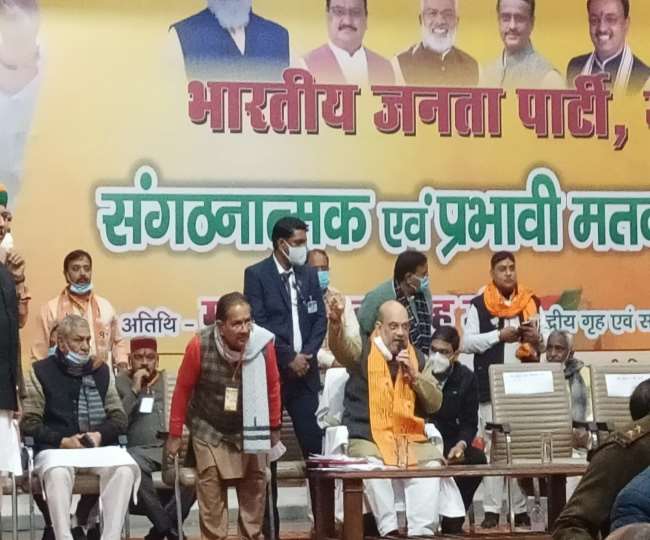 वृंदावन में गृह मंत्री अमित शाह ने सपा पर साधा निशाना, कहा- आजम खान और मुख्तार अंसारी पर गिरी गाज तो अखिलेश के पेट में हुआ दर्द 
