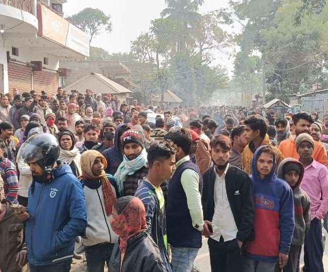 अररिया: बाइक सवार युवक को पुलिस गाड़ी ने कुचला, विरोध में लोगों ने किया रोड जाम