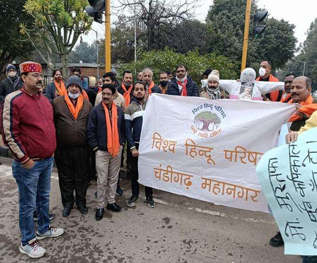 पंजाब के पूर्व डीजीपी मोहम्मद मुस्तफा का चंडीगढ़ में विरोध, बजरंग दल ने फूंका पुतला, कड़ी कार्रवाई की मांग