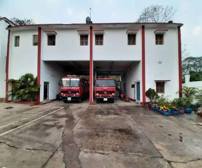 Dhanbad: दमकल पहुंचने से पूर्व भिस्तीपाड़ा में धू-धू कर जल गया दो गाड़ी