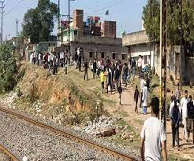 Dhanbad: रांगाटांड के अवैध झुग्गी झोपड़ियों पर चला बुलडोजर, कब्जा करने वाले मांगने लगे मुआवजा