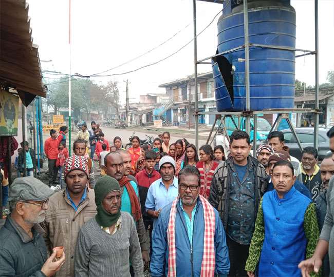 नावागढ़ में जर्जर अवस्था मे लगे सोलर फाइवर पानी टंकी बुधवार को अचानक फट गई