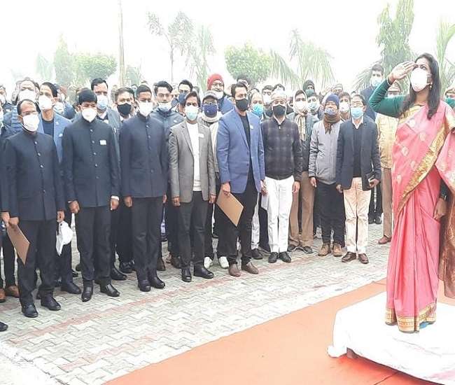 हमारा संविधान प्रत्येक नागरिक को सम्मान से आगे बढ़ने को प्रेरित करता है : डीएम