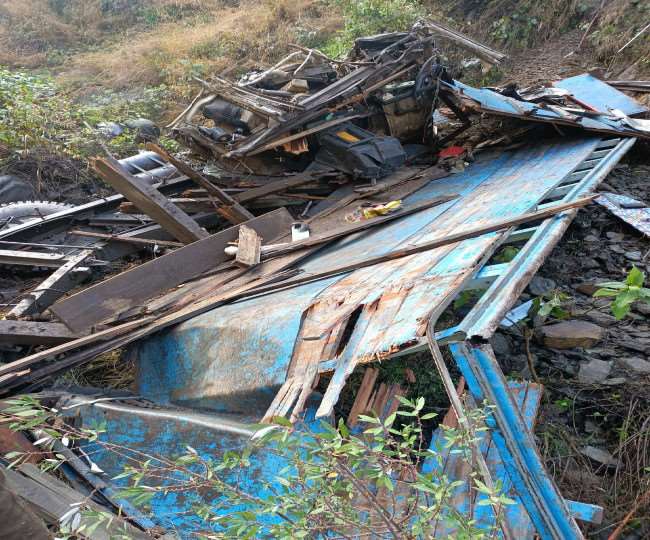 राजगढ़ के सलेच कैंची में 500 मीटर खाई में गिरा ट्रक, पंजाब के चालक की मौत, एक घायल