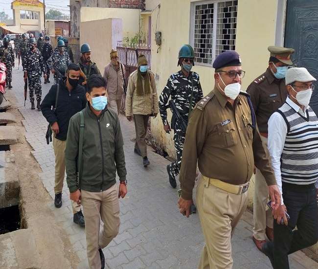गांव में घूमे प्रशासनिक अधिकारी और कहा - हम हैं, भय मुक्त होकर करें मतदान