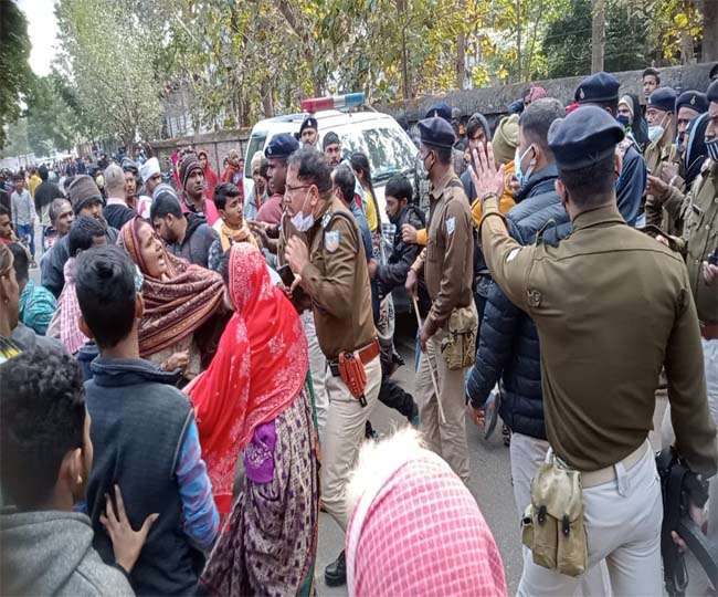 सड़क दुर्घटना के बाद देवघर शहर में भड़का जनाक्रोश, पुलिस पर हमला