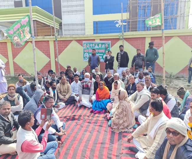 दरभंगा के पुरखोपट्टी में दो बहनों की हत्या के खिलाफ धरना पर बैठे राजद नेता