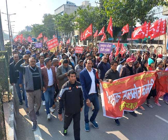कैथल में अध्यापकों के निलंबन के विरोध में किया प्रदर्शन, आंगनबाड़ी वर्कर्स ने लिया हिस्सा