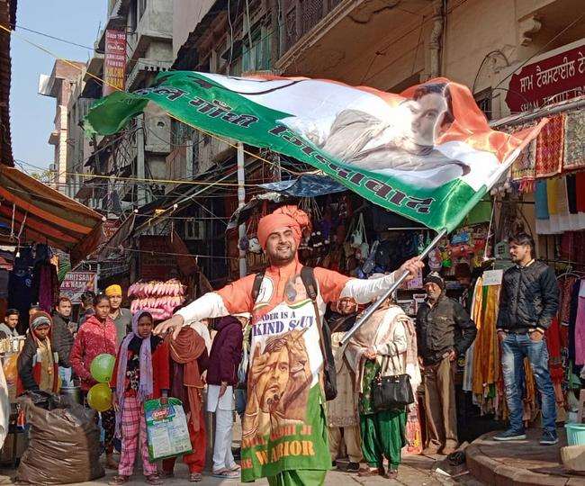 मिलिए राहुल गांधी के खास फैन दिनेश से, प्रधानमंत्री बनने तक नंगे पांव रहने की खाई है कसम