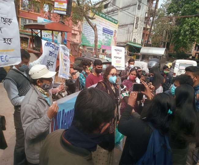 सिलीगुड़ी में स्कूल खुलवाने की मांग को लेकर सड़क पर उतरे अभिभावक, शिक्षक व छात्र