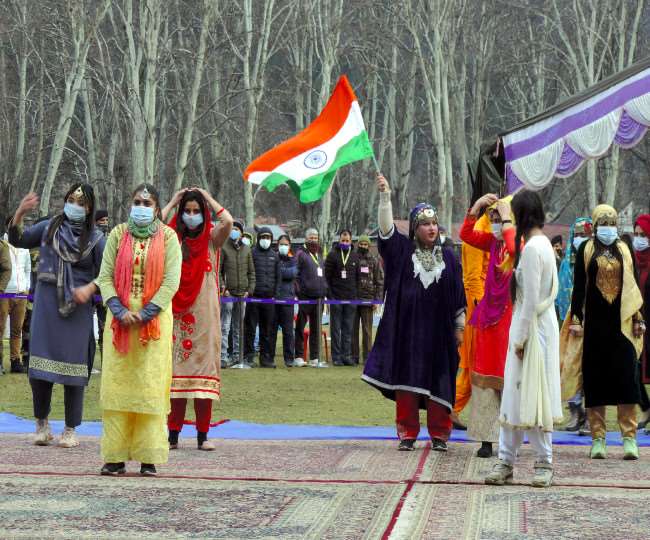 कश्मीर में हर तरफ दिखा तिरंगा, 1145 शैक्षणिक संस्थानों, 2319 पंचायत हल्कों में मनाया गणतंत्र दिवस