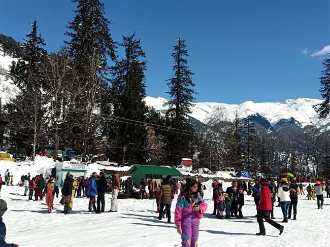 बर्फ का दीदार करने के लिए पर्यटक वाहन पहुंचे सोलंगनाला, मनाली में लगा पर्यटकों का मेला