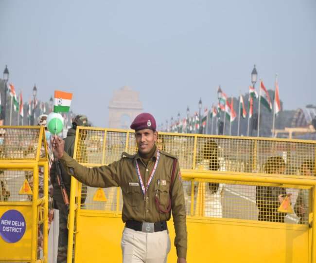 बीटिंग रिट्रीट 2022: दिल्ली में शनिवार को इन रास्तों पर जाने से बचें, बंद रहेंगे ये मेट्रो स्टेशन; बसों के लिए भी डायवर्जन