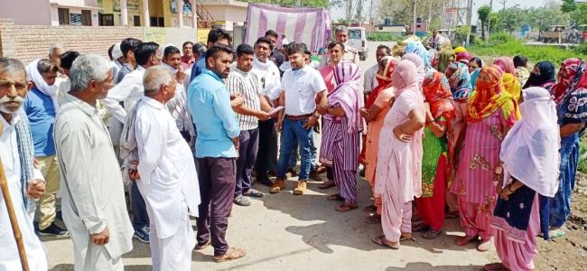 गंदे पानी की निकासी की समस्या के खिलाफ ग्रामीणों का तीसरे दिन भी धरना जारी