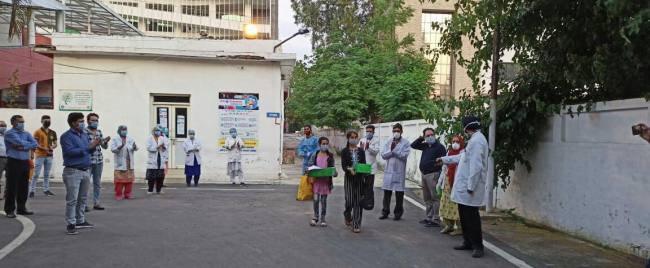 अस्पताल से छुट्टी की ये खुशी गुदगुदाएगी उम्र भर