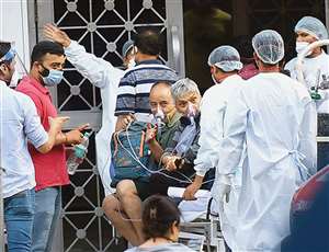 चुनावी रैलियां और धार्मिक जमावड़ा, यूपी में पंचायत चुनाव: कोरोना की तपिश झेलते लोग।