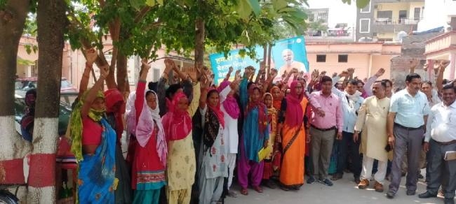 लकड़ी कटवाने के विरोध में महिलाओं ने वनकर्मियों के खिलाफ खोला मोर्चा
