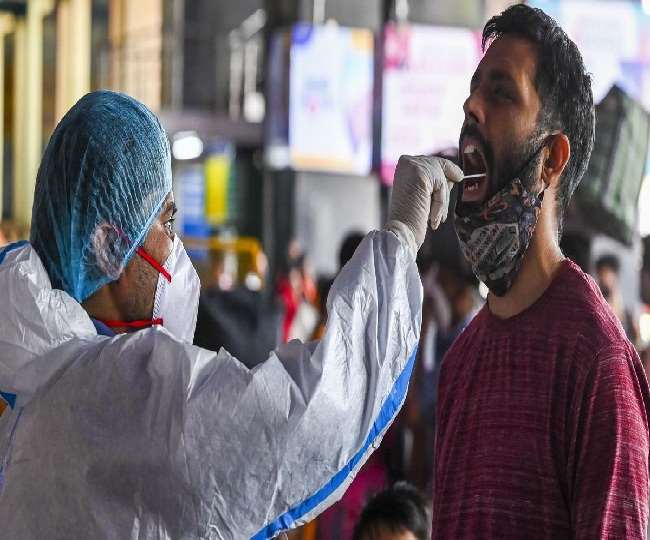 देश में धीमी पड़ रही कोरोना की दूसरी लहर, सावधानी से प्रतिबंधों में दी जा सकती है ढील: केंद्र