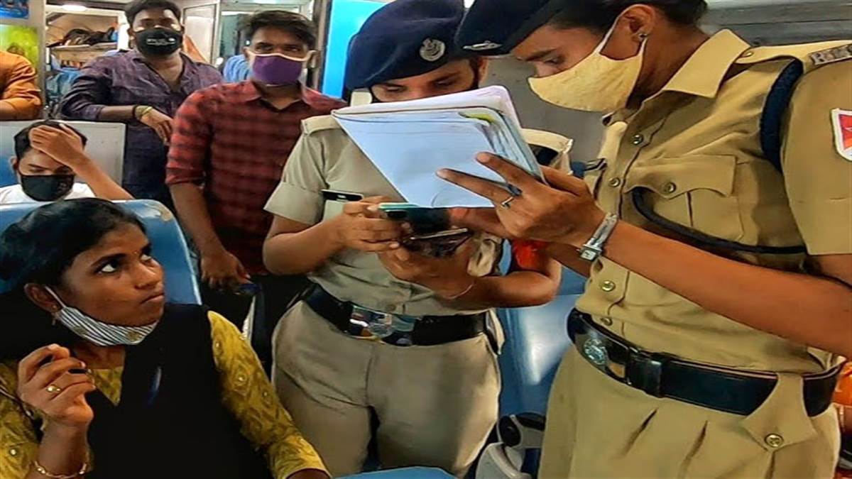 आरपीएफ ने ट्रेन में सेल्फी लेने वालों की लगाई क्लास, कई युवकों ने पकड़े कान...