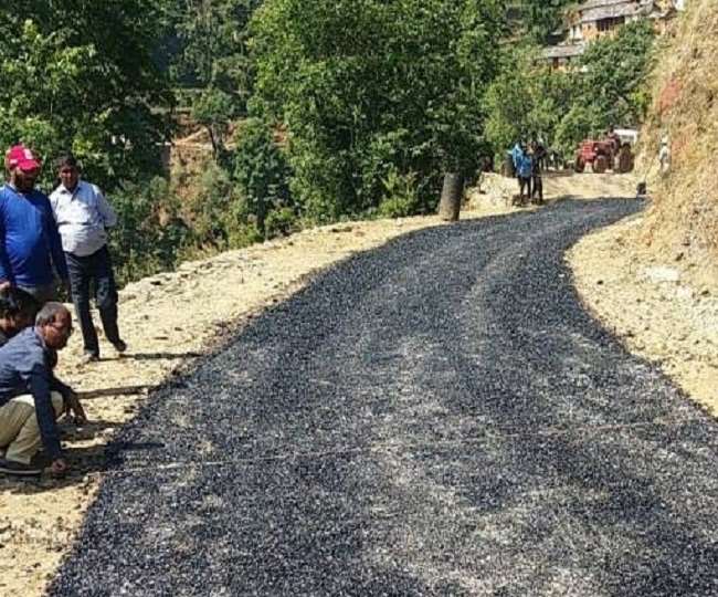 चीन सीमा को जोडऩे वाले दारमा मार्ग में डामरीकरण के लिए पहुंची सामग्री