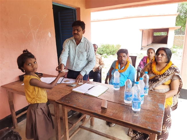 बच्चों को दी गई एमडीएम की प्रतिपूर्ति भत्ता की राशि