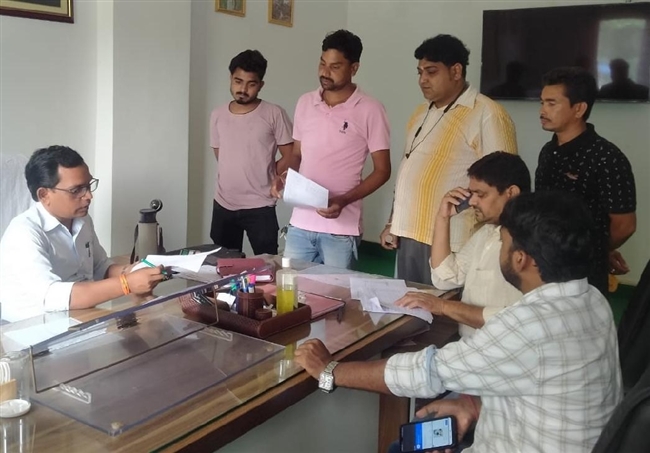 वीएलई ने बकाया राशि भुगतान को लेकर सौंपा मांग पत्र