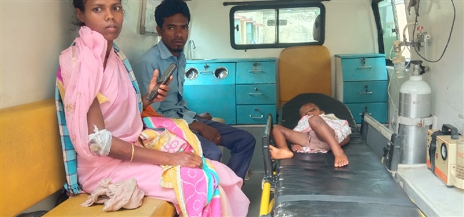 मोटरसाइकिल से फिसलकर गिरने से पति-पत्नी व बच्ची घायल