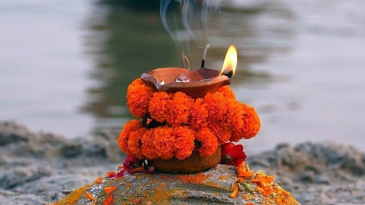 Ashadha Amavasya 2022 Upay: पितृ दोष से मुक्ति पाने के लिए आषाढ़ अमावस्या पर करें ये उपाय, पितरों का मिलेगा आशीर्वाद