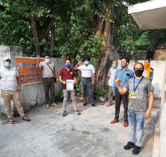 निजीकरण की नीतियों के खिलाफ रेलवे कर्मियों ने किया प्रदर्शन
