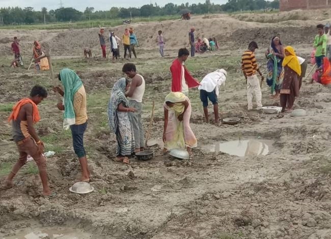 हक पाने को हड़ताल पर कर्मी, पसीना बहाते रहे श्रमिक