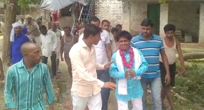 गाजे-बाजे के साथ गांव में घूमा बगानी