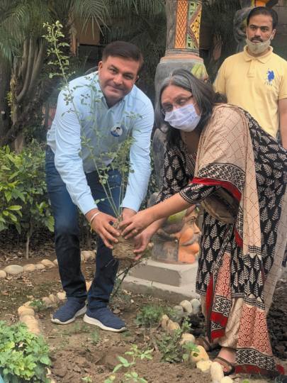 पौधे लगाकर दी कारगिल के शहीदों को श्रद्धांजलि