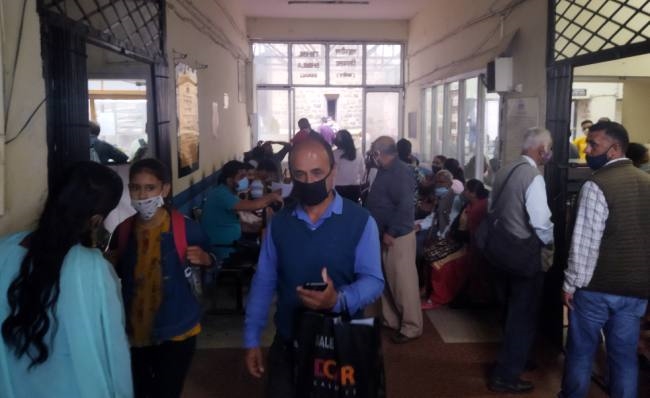सरकारी दफ्तरों में हो रही नियमों की अनदेखी