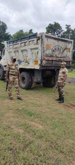 डंपर से चोरी का कोयला जब्त, पुलिस को सौंपा