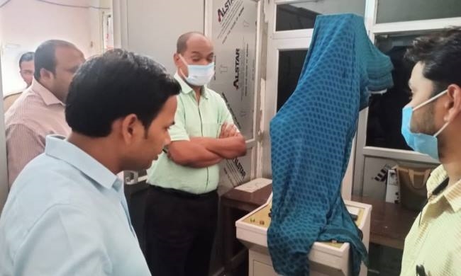 पैथोलाजी की दुकानों पर छापा, तीन सील