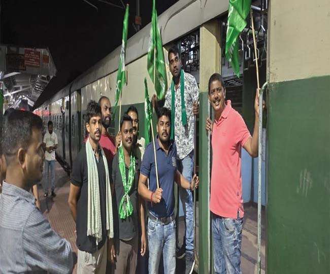 Bharat Bandh Today: गिरिडीह में सड़क पर उतरे झामुमो कार्यकर्ता, धनबाद में स्थिति सामान्य