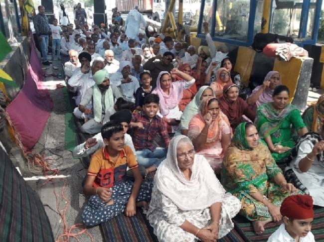 किसानों ने माल गाड़ियां रोकने का किया विरोध