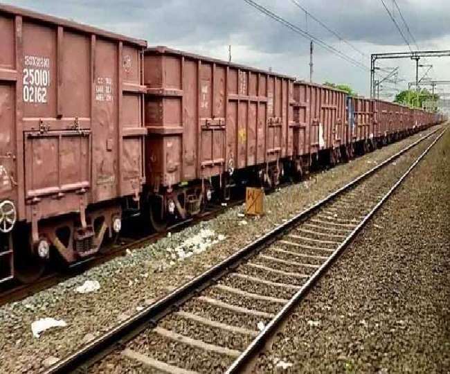 रेलवे ने चलाई हाईब्रिड एक्सप्रेस नाम से विशेष मालगाड़ी, दिल्ली समेत कई राज्यों के व्यापारियों को मिलेगी राहत