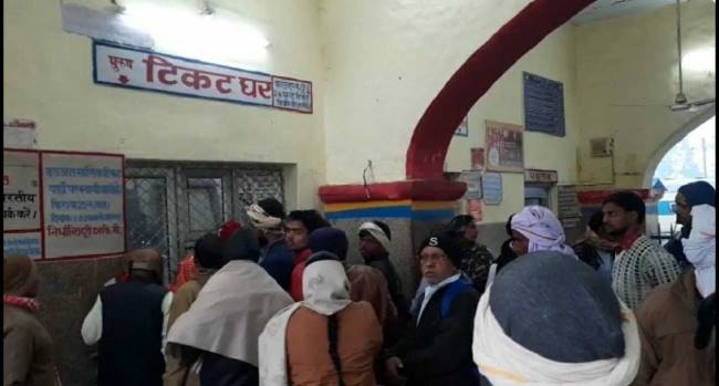 निरस्त टीएडी ट्रेन की बांट दी टिकट, हंगामे पर लौटाई गई