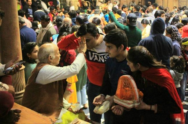बांकेबिहारी मंदिर में चंदन लगाने पर अंकुश, हटेंगी गद्दी