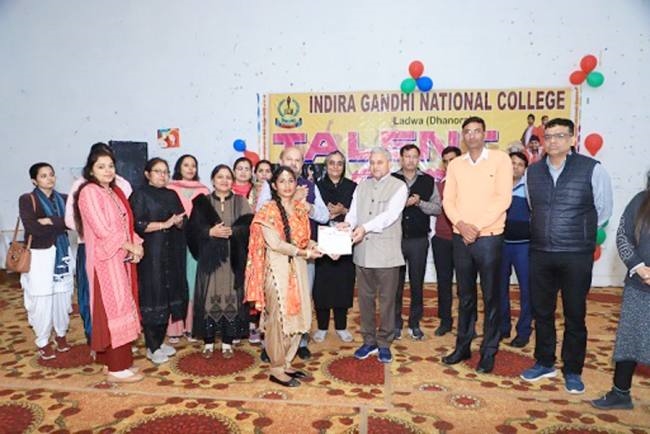 कुवि इंटर कालेज वालीबाल प्रतियोगिता में दूसरे स्थान पर रही बीपीआर कालेज की टीम