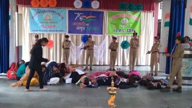 छात्राओं ने दी देशभक्ति पर नुक्कड़ नाटक की प्रस्तुति
