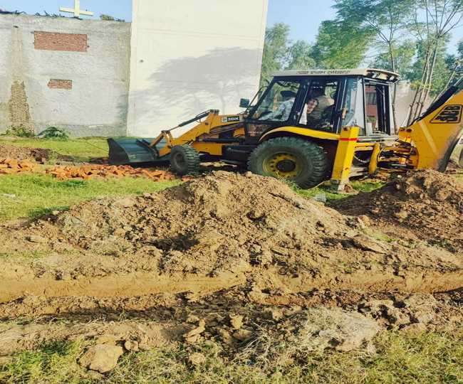लुधियाना में अवैध कालोनियों पर चला निगम का पीला पंजा, एडीसी ने 2 जगह निर्माण पर लगाई रोक