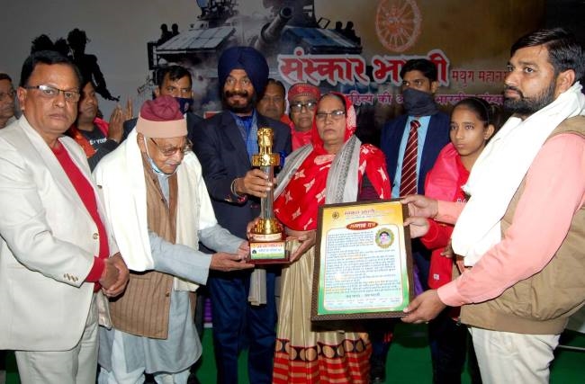बलिदानियों के स्वजन किए सम्मानित, आंखें हुई नम