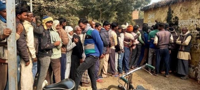 मुत्तौर समिति में हंगामा, सचिव पर बांदा खाद भेजने का आरोप