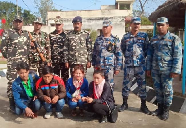 एसएसबी ने दो नेपाली युवतियों समेत चार को सीमा पर रोका